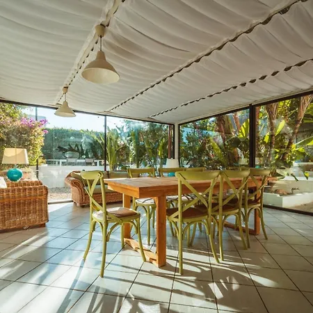 Mareluxe & Pool - By The Sea