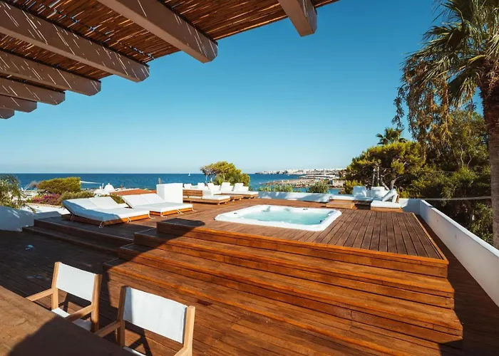 Mareluxe & Pool Villa